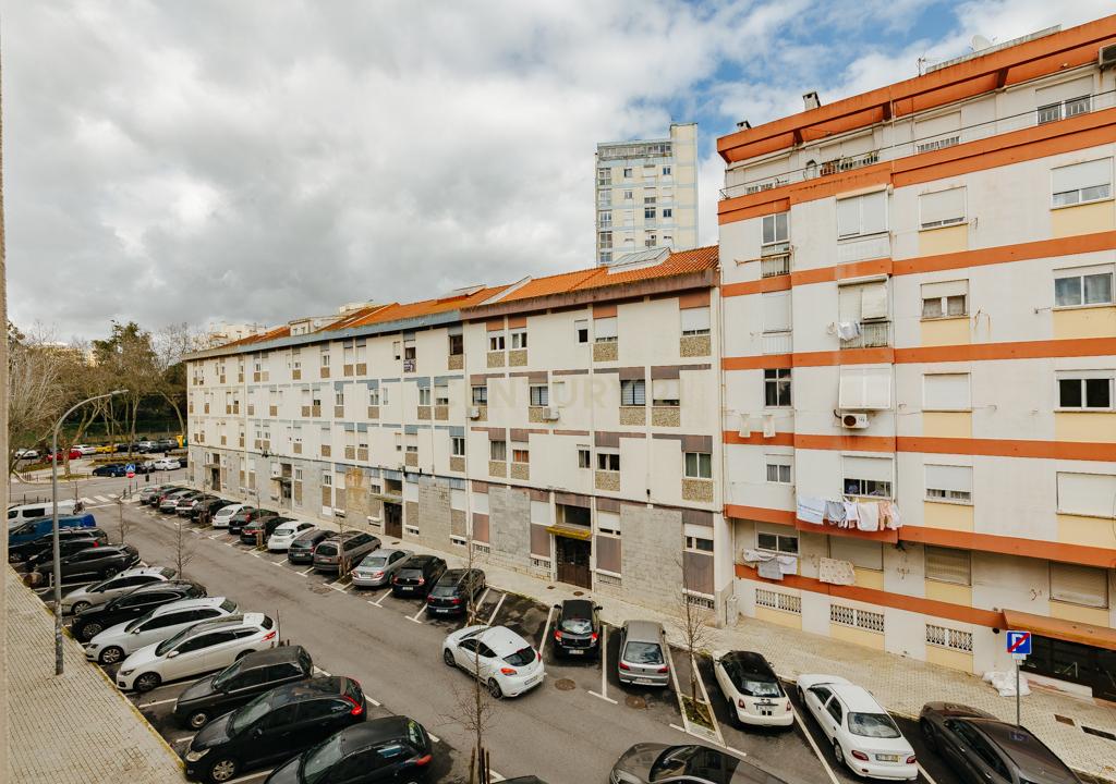 T3 Muito Luminoso com Excelente Localização na Amadora! - Image 16